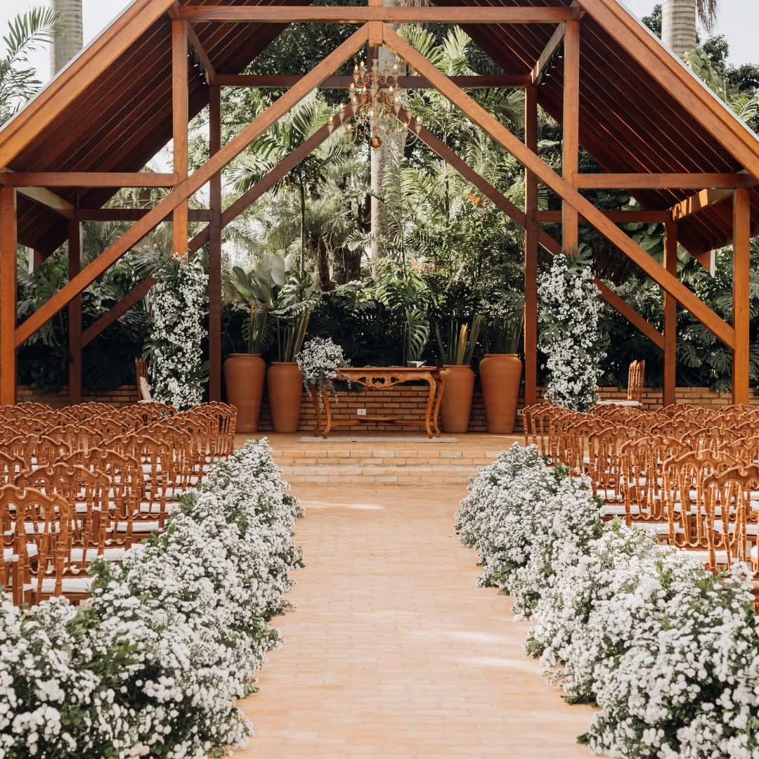 Cerimônia ao ar livre decorada com flores brancas pela Ecology