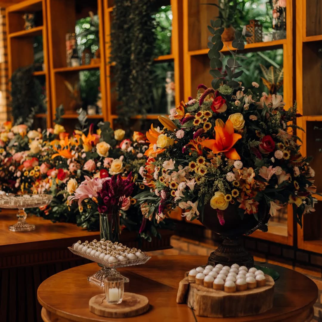 Mesa decorada pela Ecology com arranjos florais em tons vibrantes